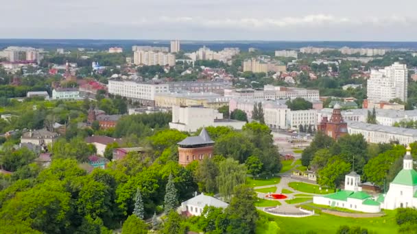 Zoom sur Dolly. Russie, Vladimir. Survol de la ville. L'un des sites touristiques de la ville - le château d'eau — Video