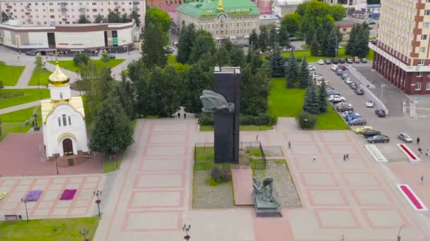 Dolly zoom. Ivanovo, Rusia. Vuelo sobre el centro de la ciudad. Plaza Revolución. Monumento a los combatientes de la Revolución de 1905 — Vídeo de stock