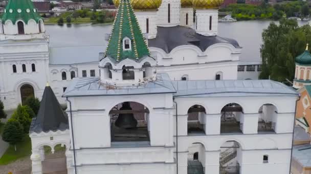 Rosja, Kostroma. Dzwonnica. Święty Trójca Ipatiewski klasztor w Kostromie. 4K — Wideo stockowe