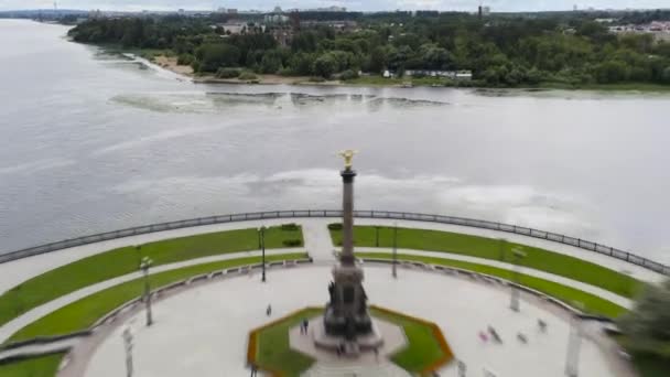 Rusland, Jaroslavl. Strelka (Spit), Monument voor de 1000ste verjaardag van Yaroslavl. Geopend ter ere van de viering van de 1000ste verjaardag van de stad Yaroslavl. 4K — Stockvideo