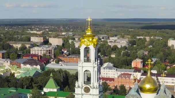 돌리 줌. Sergiev Posad, 러시아. 트리니티 세르지오 라브라 (Trinity-Sergius Lavra) 는 오랜 역사를 가진 러시아 정교회의 가장 큰 남성 수도원이다. 세르지오 포사 드 (Sergiev Posad) 시 중심에 위치해 있다. 태양 — 비디오