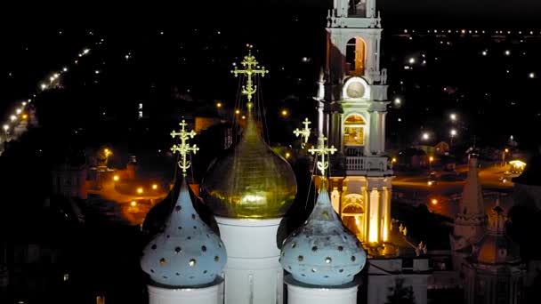 Dolly zooma. Sergiev Posad, Ryssland. Trinity-Sergius Lavra är det största manliga klostret i den rysk-ortodoxa kyrkan med en lång historia. Beläget i centrum av staden Sergiev Posad. På ni — Stockvideo