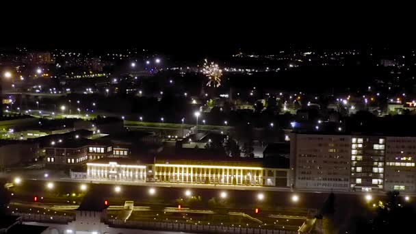 Zoom Dolly. Tula, Russia. Vista aerea della città di notte. argine del fiume, fabbriche e fuochi d'artificio — Video Stock