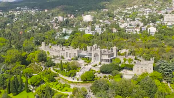 Alupka, Krym. Palác Voroncova. Gotické sídlo z 19. století s zachovalými sály a malebným parkem o rozloze 40 hektarů. Palác byl postaven v letech1828 až1848. 4K — Stock video