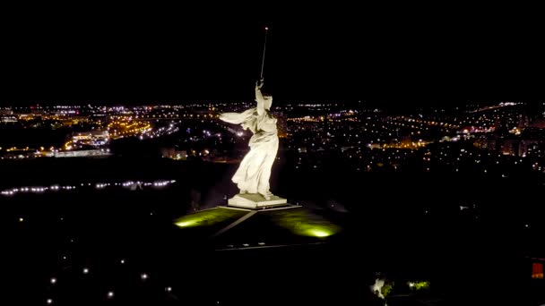 Dolly zoomen. Volgograd, Rusland. Nachtzicht op het beeldhouwwerk van Rodina roept de Moeder! over Mamaev Kurgan in Volgograd — Stockvideo