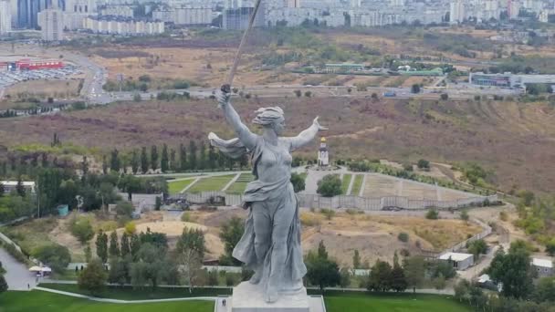 Dolly zooma. Volgograd, Ryssland. Kvällsutsikt över skulpturen Motherland Calls! på Mamaev Kurgan i Volgograd. Molnigt väder — Stockvideo