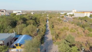 Elista, Rusya, Yedi Gün Pagoda ve Kahramanlar Sokağı 'ndaki Altın Kapı. 4K