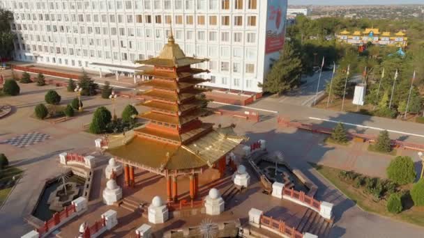 Elista, Oroszország, Pagoda of Seven Days - pagoda a központi Lenin téren. 4K — Stock videók