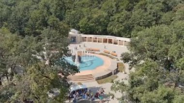 Zheleznovodsk, Rusya, Smirnovsky kaynağı. Smirnov pompa odası parktaki Cascade Merdiveni 'nin en üst katında. 4K
