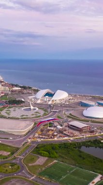 Sochi, Rusya. Sochi Parkı. Gündüz-gece geçişi. Gece aydınlatmasını aç. Olimpiyat ateşi topu, Fisht Arena, Sochi Autodrom pisti ve daha fazlası.