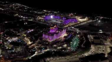 Sochi, Rusya. Sochi Eğlence Parkı. Bogatyr Oteli. Gece aydınlatması. 4K
