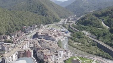 Sochi, Rusya. Krasnaya Polyana köyü. Yaz. Mzemta Nehri Vadisi. 4K