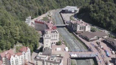 Sochi, Rusya. Belediye binasında saat var, Rosa Khutor. Yaz. Mzemta Nehri Vadisi. 4K