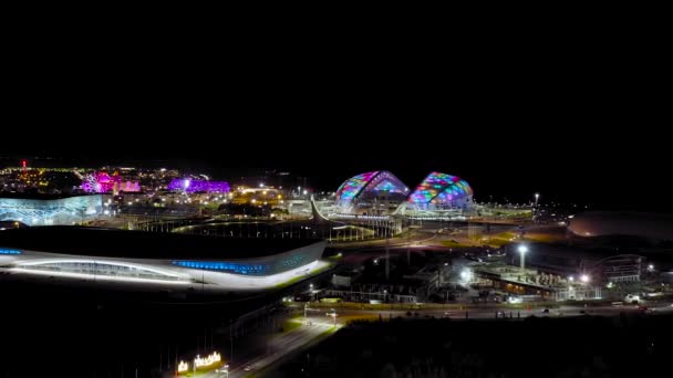 ソチロシア。ソチのオリンピック公園。オリンピックの炎と魚のアリーナ。夜間照明。シリウス準州。4K — ストック動画