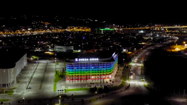 Sochi, Rusya. Omega Sirius Oteli. Sochi 'deki Olimpik Park. Gece aydınlatması. Sirius Bölgesi. 4K — Stok video