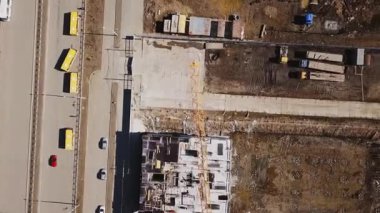 Vinç kulesinin üstünde uçuyor. Ekaterinburg, Rusya. 4K