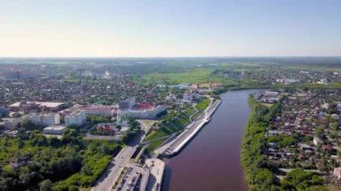 Tyumen şehri, Tura Nehri Embankment 'ı. - Rusya. 4K
