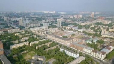 Novosibirsk şehrinin panoraması. Köprüleri ve kadın doğumu manzarası. - Rusya. 4K