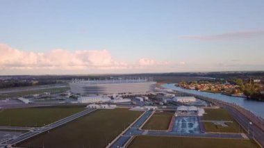 Dolly zoom. Rusya, Kalininingrad: Gün batımında hava manzarası. Kaliningrad Stadyumu - Kaliningrad 'da futbol stadyumu, 2018 FIFA Dünya Kupası maçları için inşa edilmiştir.
