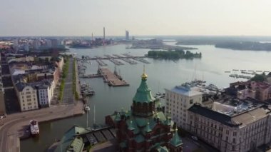 Helsinki, Finlandiya. Şehir merkezinin hava manzarası. Varsayım Katedrali. 4K