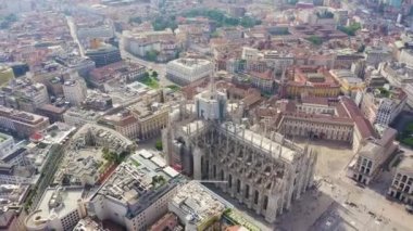 Milan, İtalya. Şehrin havadan manzaralı çatıları. Spiers Milan Katedrali. Bulutlu hava... 4K