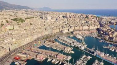Ceneviz, İtalya. Şehrin merkezi, hava manzaralı. Limanda gemiler var. 4K