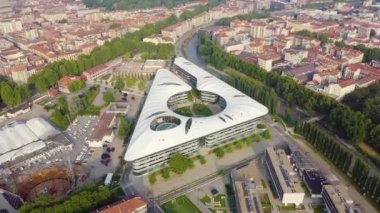 Torino, İtalya - 12 Temmuz 2019: Torino Üniversitesi - Kampüs Luigi Einaudi. Şehrin üzerinde uçuş. Üst Manzara. 4K