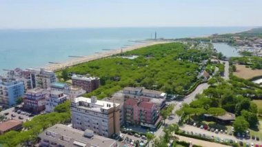 İtalya, Jesolo. Lido di Jesolo ya da Jesolo Lido, Venedik 'in Jesolo şehrinin plaj bölgesi. 4K