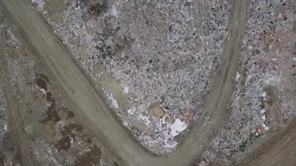 Rusya 'nın Ekaterinburg şehrinin çevresindeki çöplüğü doldurun. 4K — Stok video