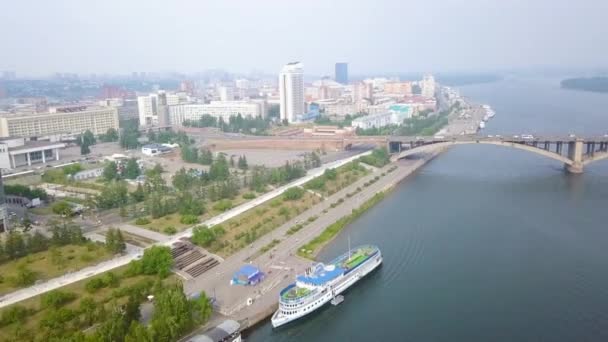 Gemeenschappelijke brug. Theaterplein. Inschrijving en klok - Krasnojarsk 2019. Panorama van de stad Krasnojarsk. Rusland. 4K — Stockvideo