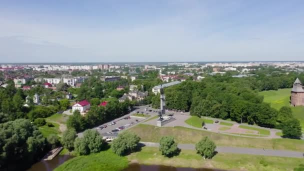 Veliky Novgorod，俄罗斯。胜利纪念碑。Novgorod Kremlin (Detinets), Volkhov River.4K — 图库视频影像