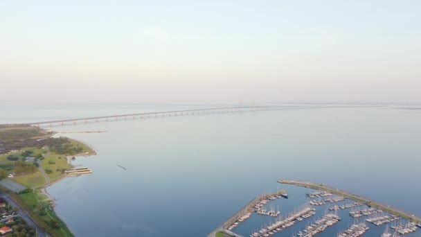 Öresund Köprüsü. İsveç ile Danimarka arasında yapay bir adası olan uzun bir tünel köprüsü. — Stok video