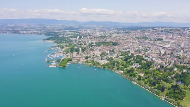 Lausanne, Zwitserland. Vlucht over het centrale deel van de stad. De kust van het Meer van Genève. 4K — Stockvideo