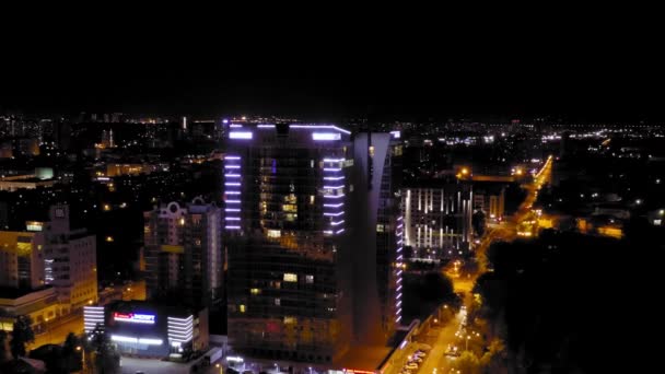Zoom Dolly. Perm, Russia. Moderno edificio residenziale alto sulle rive del fiume Kama. Centro città — Video Stock