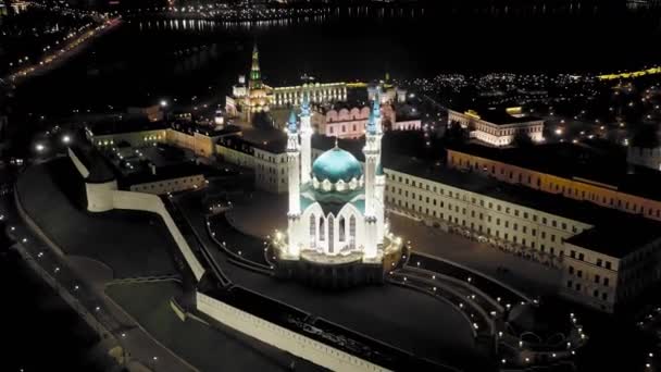 Kazan, Ryssland. Kul Sharif moskén. Flygfoto över Kazan Kreml. Nattetid. 4K — Stockvideo