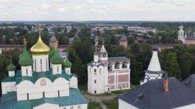 Dolly zoom. Suzdal, Rusya. Uçuş. Aziz Euthymius 'un Kurtarıcı Manastırı. Spaso-Evfimiev Manastırı 'ndaki Tanrı' nın Dönüşümü Katedrali. Çan Çanı
