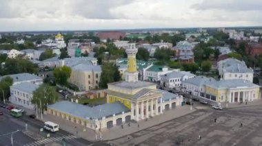 Kostroma, Rusya. Kostroma 'daki yangın kulesi - klasik çağın mimari bir anıtı, orta Susaninskaya meydanının ana süslemesi. 4K