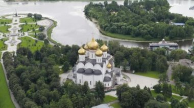 Dolly zoom. Yaroslavl, Rusya. Kutsal Bakire Meryem 'in Varsayımı Katedrali (Varsayım Katedrali))