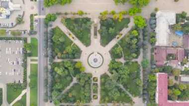 Krasnodar, Rusya. Catherine Meydanı 'ndaki İmparatoriçe II. Catherine Anıtı. Hava görüntüsü. 4K