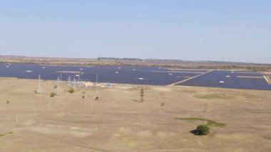 Rusya, Stavropol Bölgesi. Güneşli bir günde güneş enerjisi santrali. 4K