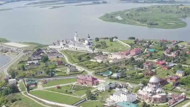 Dolly zoomen. Sviyazjsk, Rusland. Luchtfoto van Sviyazjsk Island-city — Stockvideo
