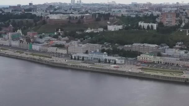 Dolly zoom. Nizhny Novgorod, Rusia. Panorama de la ciudad desde el aire. Texto sobre el edificio, traducido al inglés - Nizhny Novgorod — Vídeo de stock