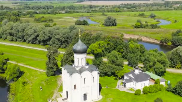 Rusya, Bogolyubovo. Kilisenin Nerl 'deki şefaat görüşü. Ortodoks kilisesi ve ortaçağ Rusya 'sının sembolü. 4K — Stok video