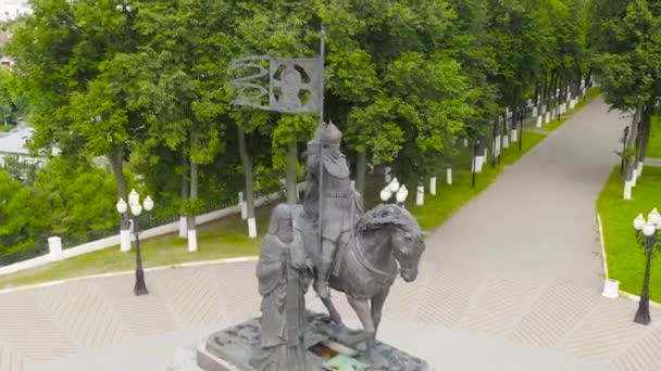 Rusia, Vladimir. Vuelo sobre la ciudad. Uno de los principales atractivos de la ciudad es el Monumento al Príncipe Vladimir y San Fiódor. 4K — Vídeos de Stock