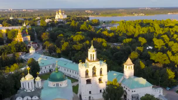 Dolly zoom. Yaroslavl, Rússia. Belfry do Mosteiro de Yaroslavl Spaso-Preobrazhensky (Mosteiro de Spaso-Yaroslavl) - um mosteiro masculino antigo em Yaroslavl. Hora do pôr do sol — Vídeo de Stock