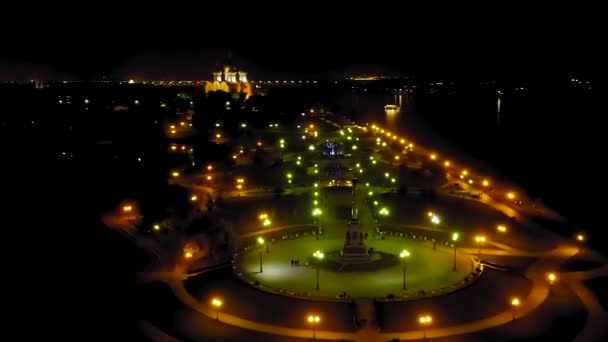 ロシアのヤロスラヴル。ストレルカ（Spit）-コトロスがヴォルガ川に注ぐ。夜の街の灯。4K — ストック動画