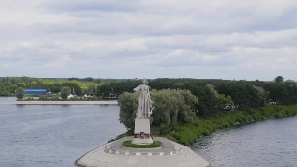 Dolly zoom. Rybinsk, Russia. Statue of Mother Volga. The system locks Rybinsk reservoir — Stock Video