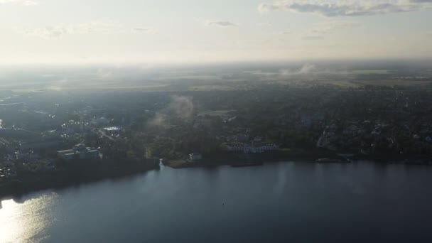 Uglich, Russia. Uglich City dall'alto. Volare tra le nuvole. Fiume Volga. La mattina presto. 4K — Video Stock
