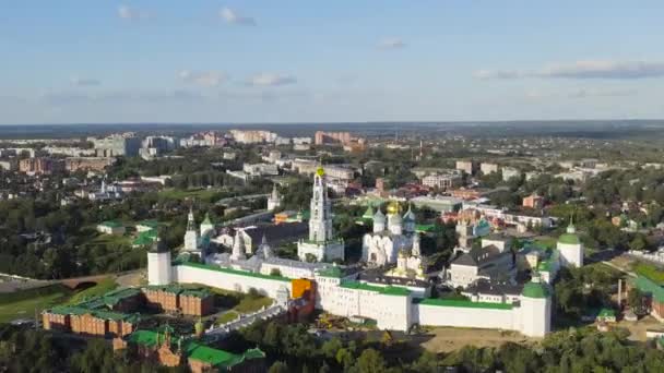 Sergiev Posad, Ryssland. Trinity-Sergius Lavra är det största manliga klostret i den rysk-ortodoxa kyrkan med en lång historia. Beläget i centrum av staden Sergiev Posad. Solnedgångsljus. 4K — Stockvideo