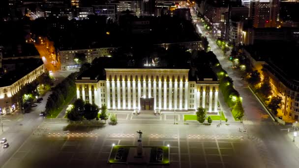 Dolly zoomen. Voronezh, Rusland. Lenin Square. De bouw van de regering van de regio Voronezh. Stadsnachtzicht — Stockvideo